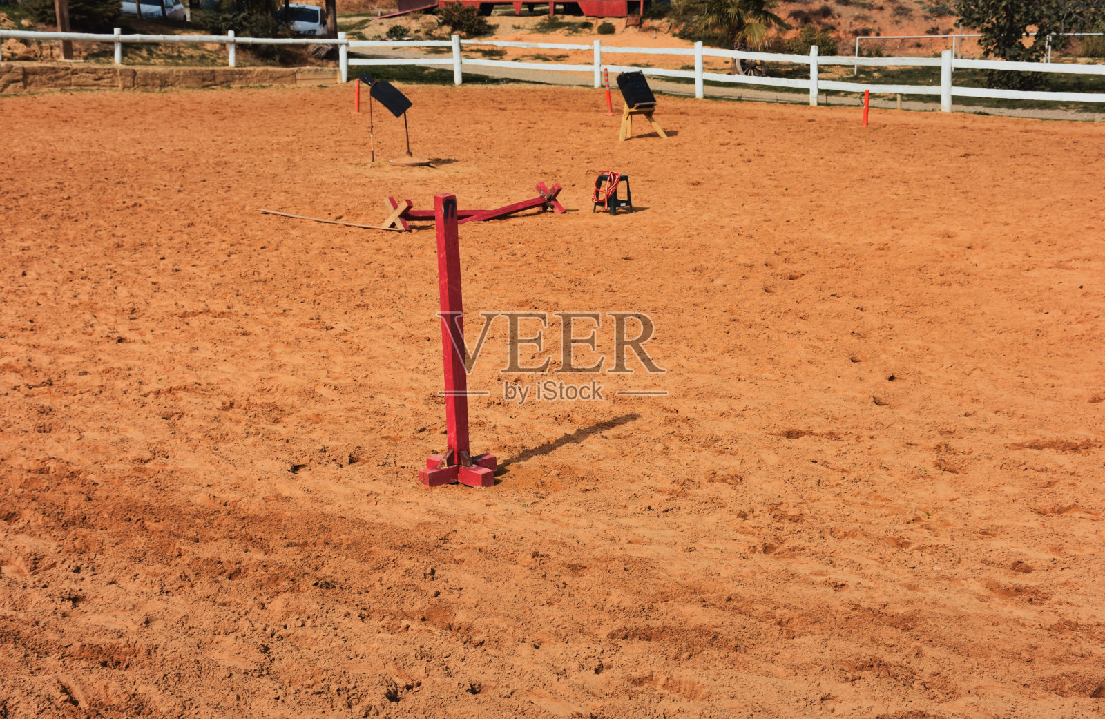 马场训练跑道上的骑马训练资料照片摄影图片