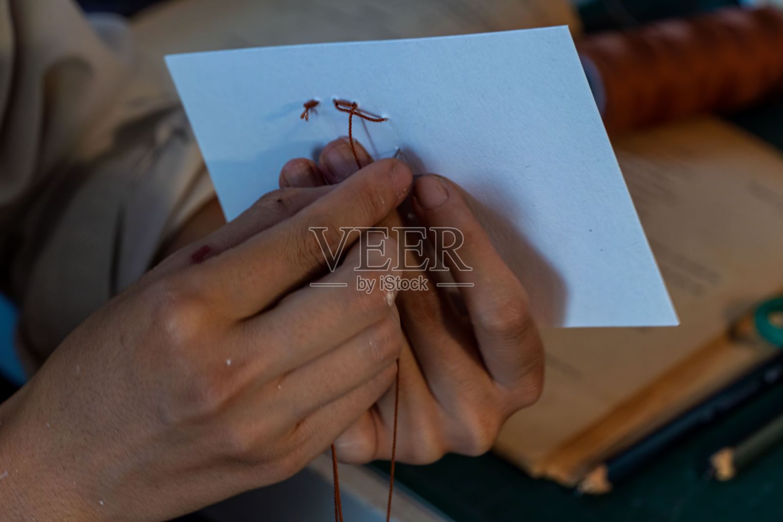 西班牙裔女艺术家在工作室工作照片摄影图片