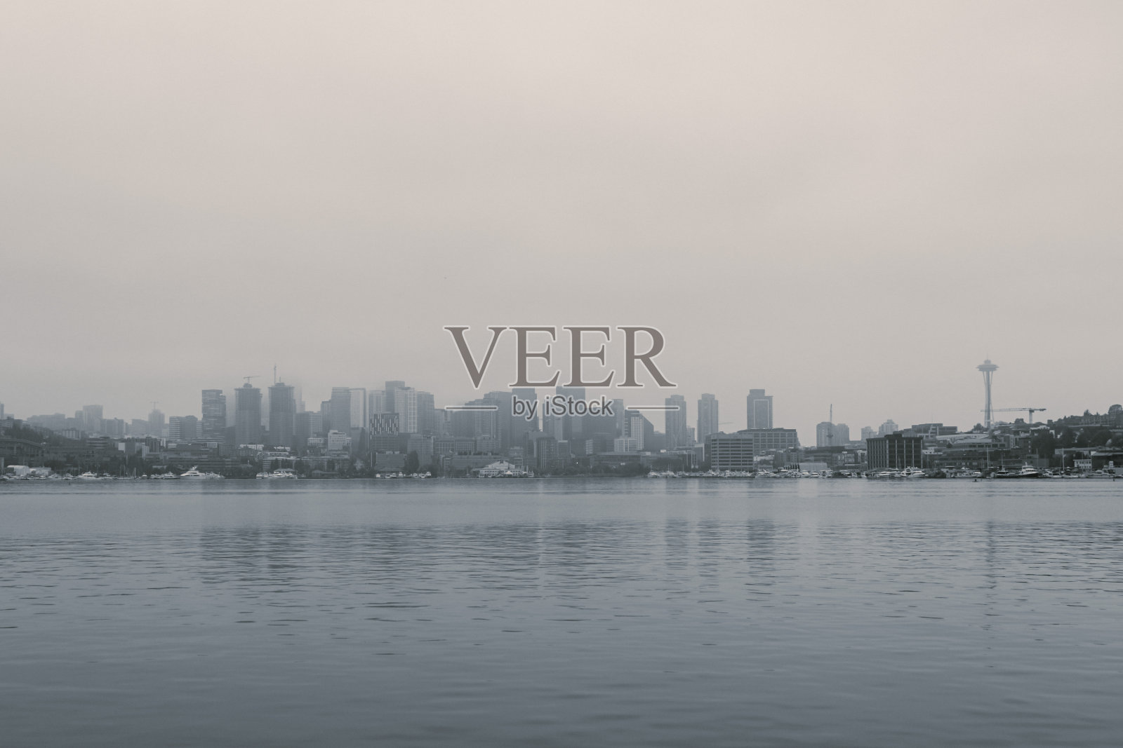 黑白的城市天际线和太空针塔从整个联合湖烟熏的天空照片摄影图片