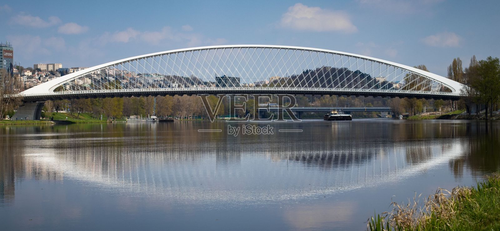 布拉格的现代Troja桥在白天映照在布拉格伏尔塔瓦河的水中照片摄影图片