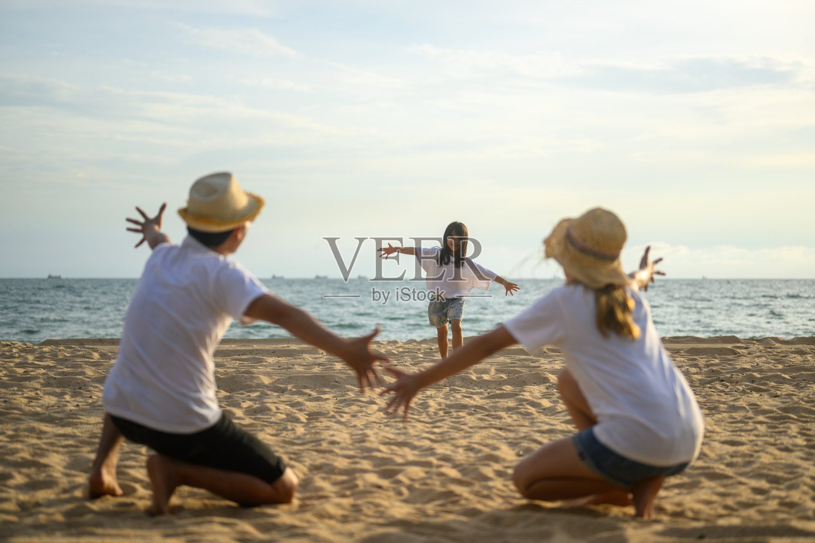 家庭快乐旅行公路旅行。全家人一起快乐的自驾游去海滩旅行照片摄影图片