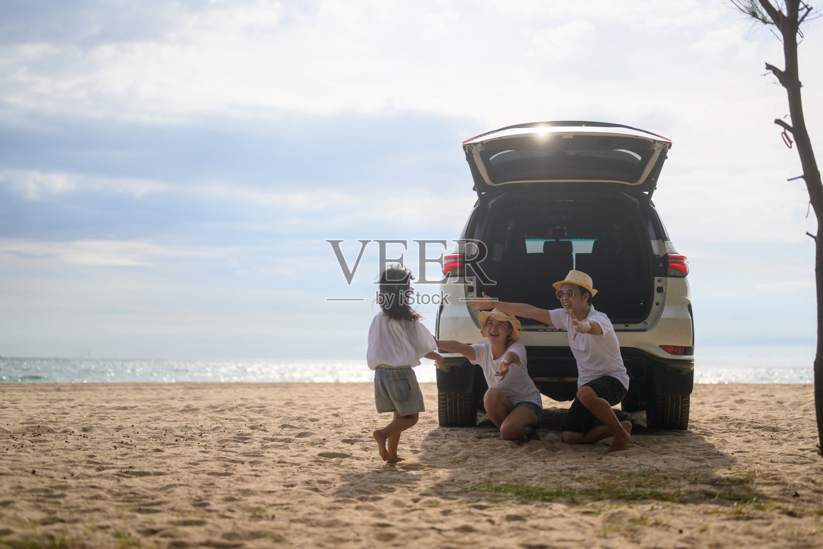 家庭快乐旅行公路旅行。全家人一起快乐的自驾游去海滩旅行照片摄影图片