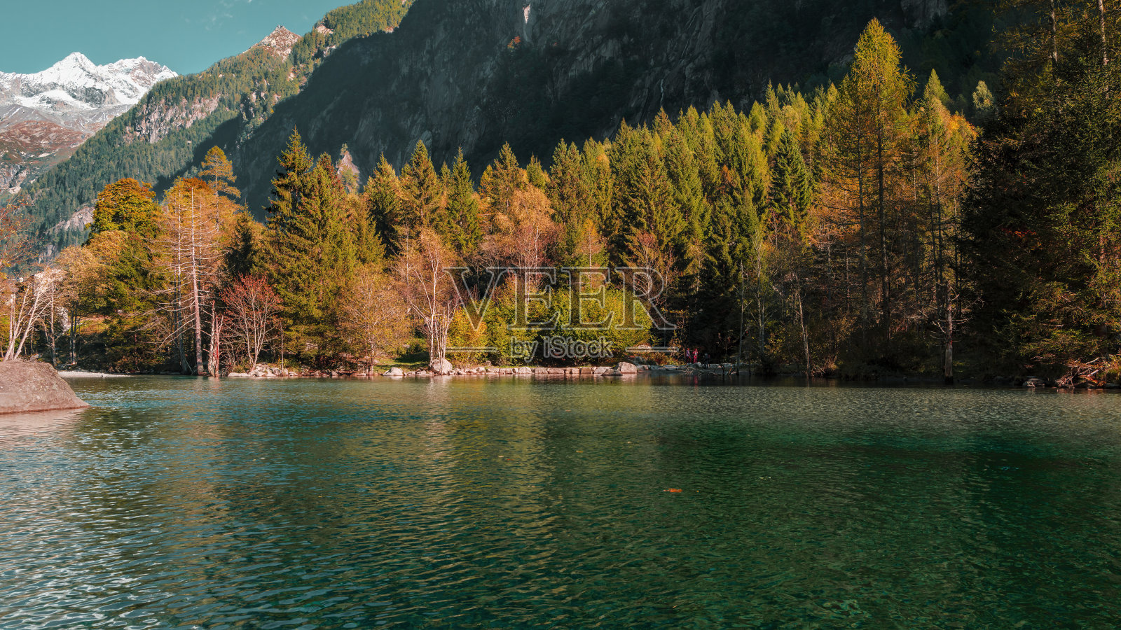 新鲜的阿尔卑斯河在梅洛和马西诺山谷，伦巴第北部意大利阿尔卑斯山照片摄影图片