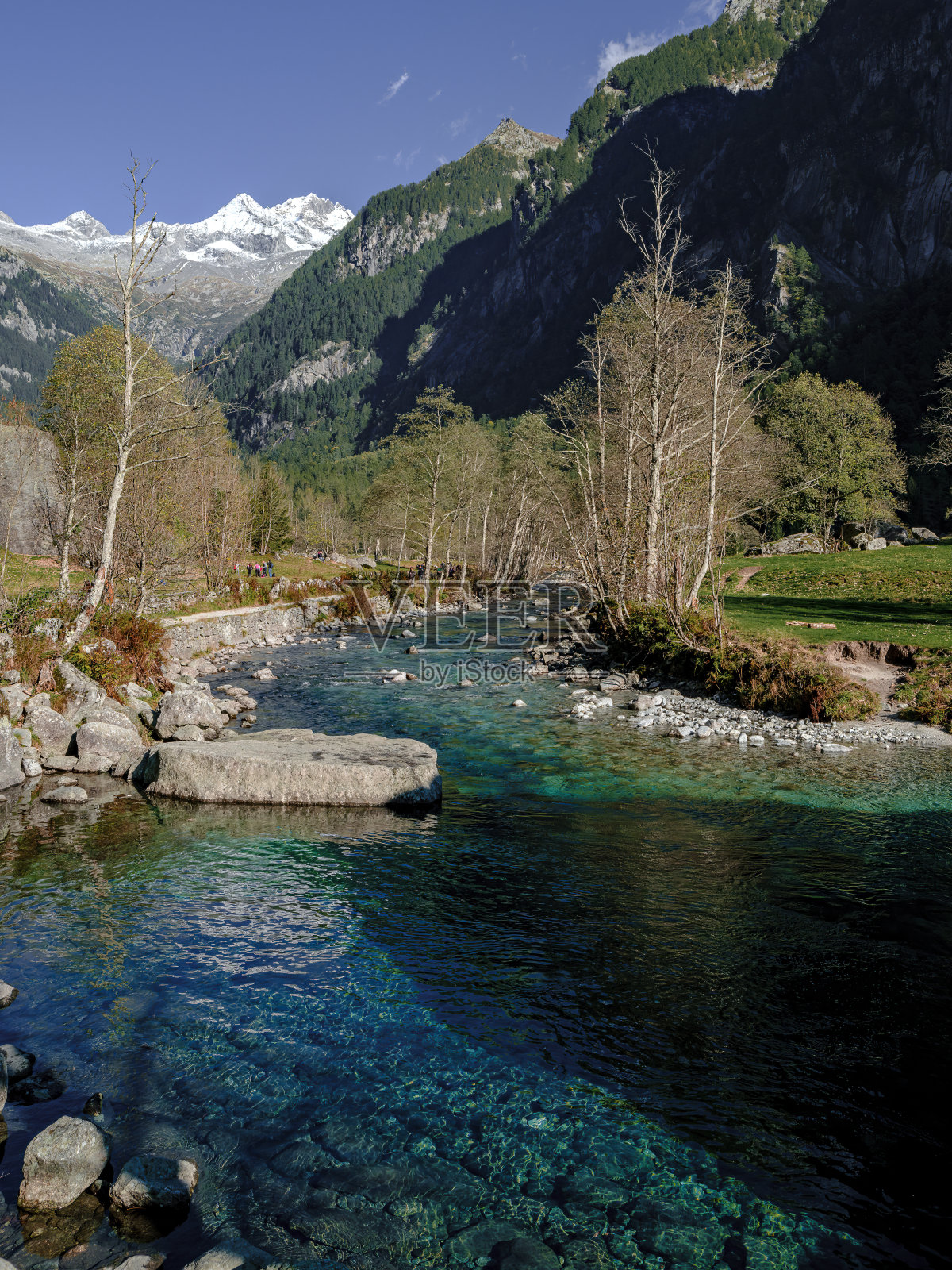 意大利阿尔卑斯山脉北部伦巴第的梅洛和马西诺山谷一个秋日的早晨照片摄影图片