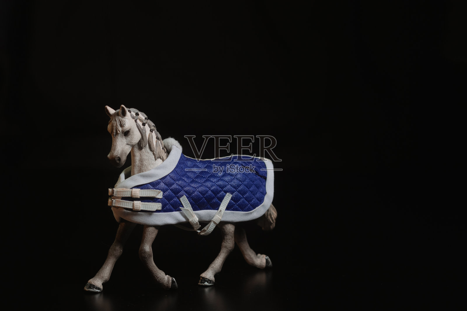 黑色玩具马孤立的黑色背景照片摄影图片