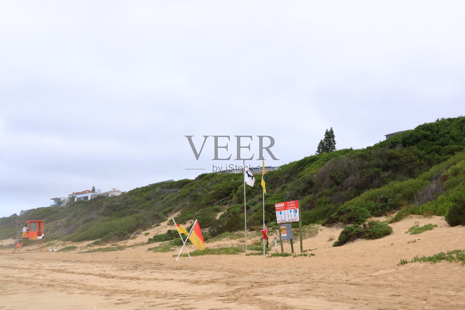 黄色和红色的救生员设备和南非普莱特滕贝格湾海滩上的鲨鱼危险照片摄影图片