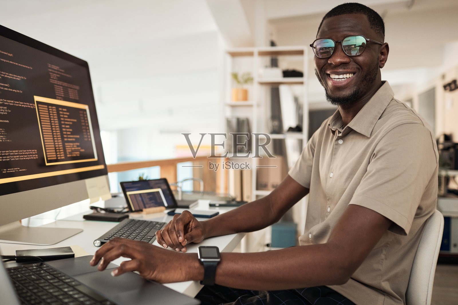 Devops工程师改进发布流程照片摄影图片