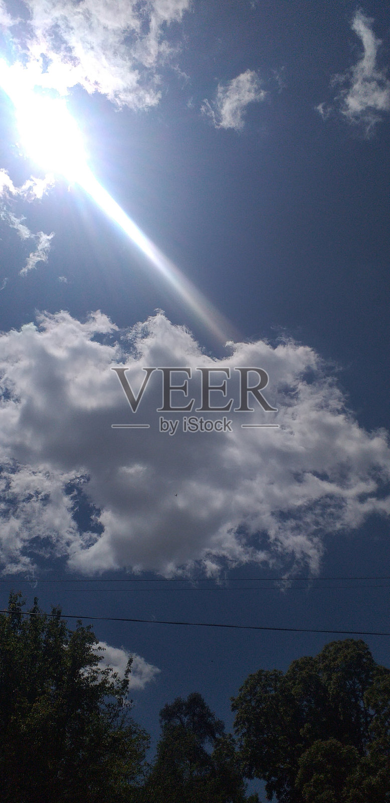 太阳，天空和云照片摄影图片