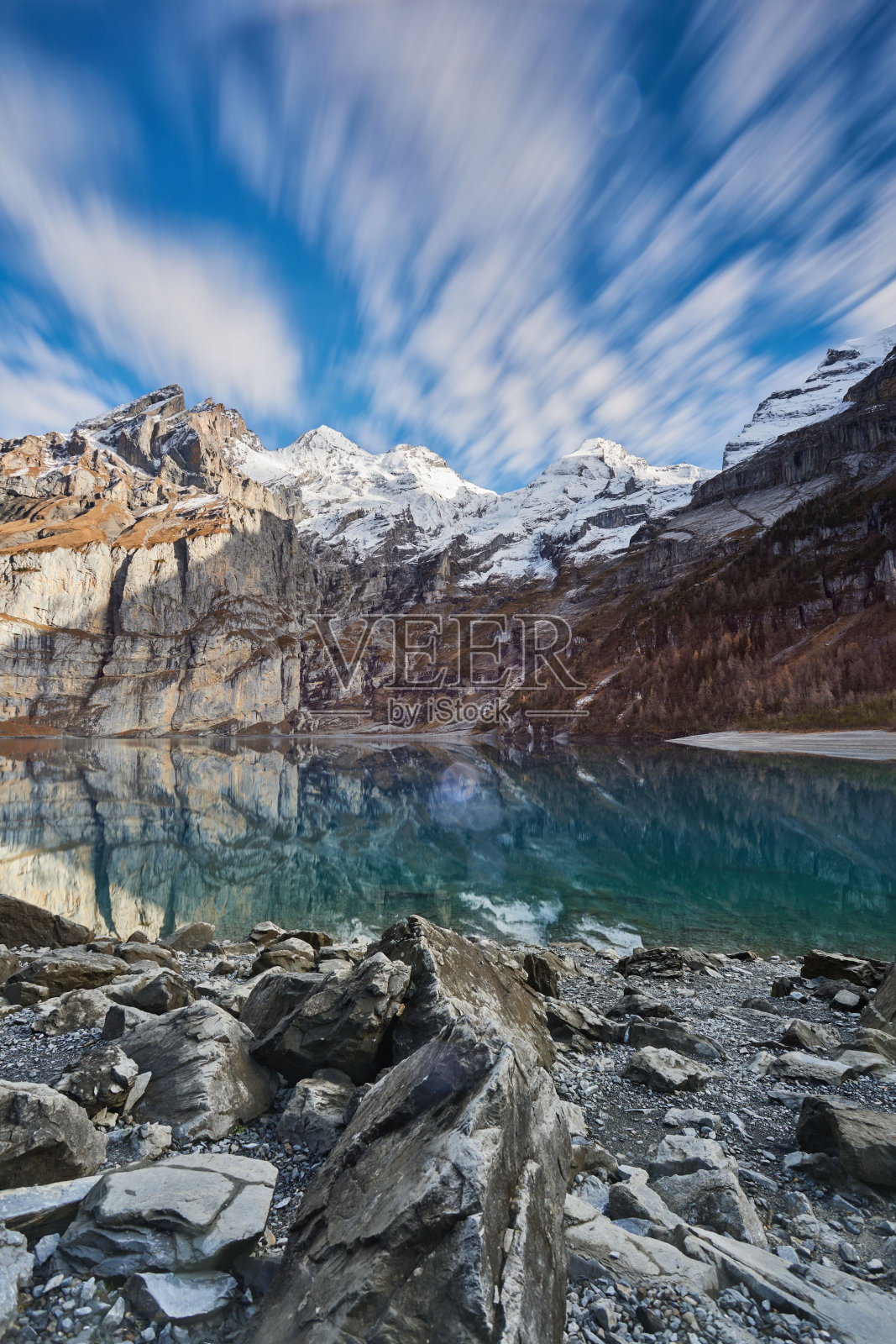 大山中间有一个蓝色的湖照片摄影图片