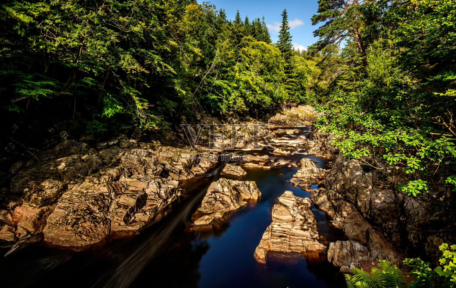 森林中岩石河流的镜头照片摄影图片