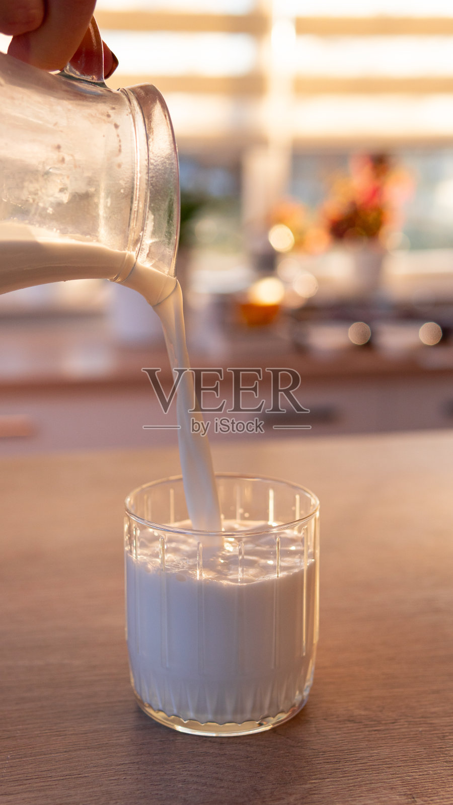 往杯子里倒牛奶的特写照片摄影图片