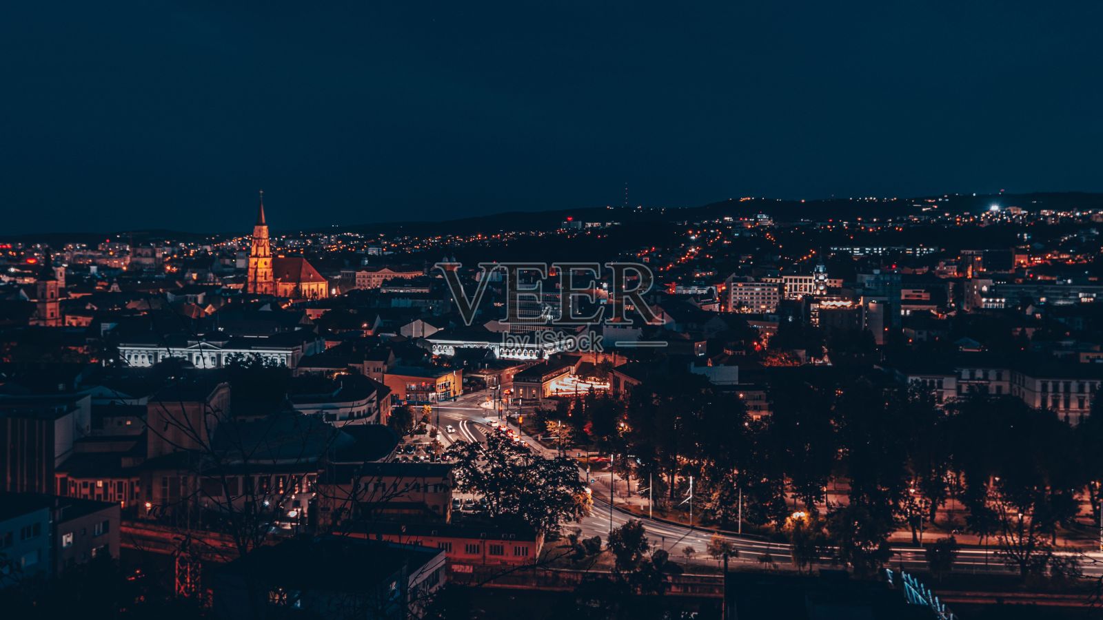 夜晚灯火通明的城市照片摄影图片