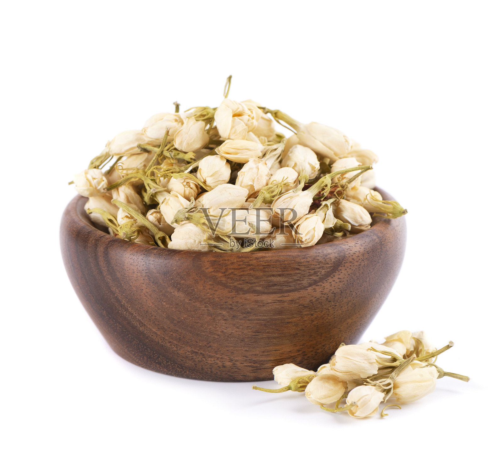 干燥的茉莉花放在木碗里，孤立在白色背景上。茉莉花茶。花草茶。照片摄影图片