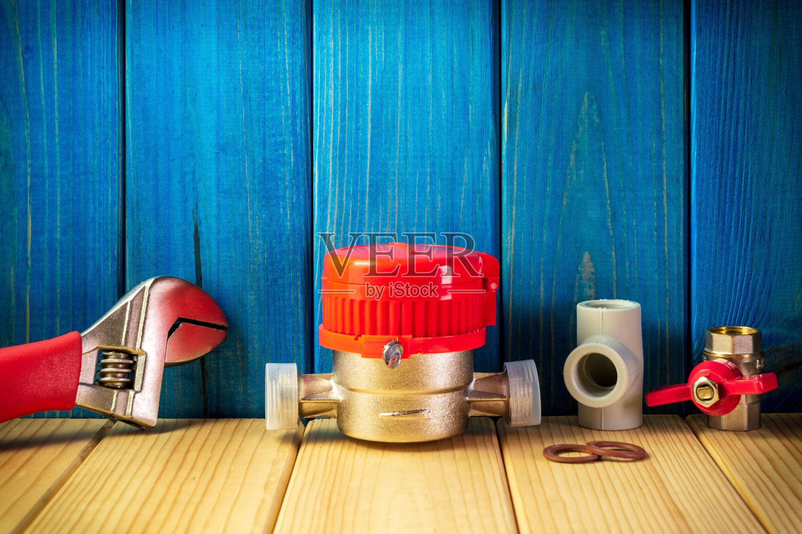 新的水表配件在蓝色木制背景。照片摄影图片