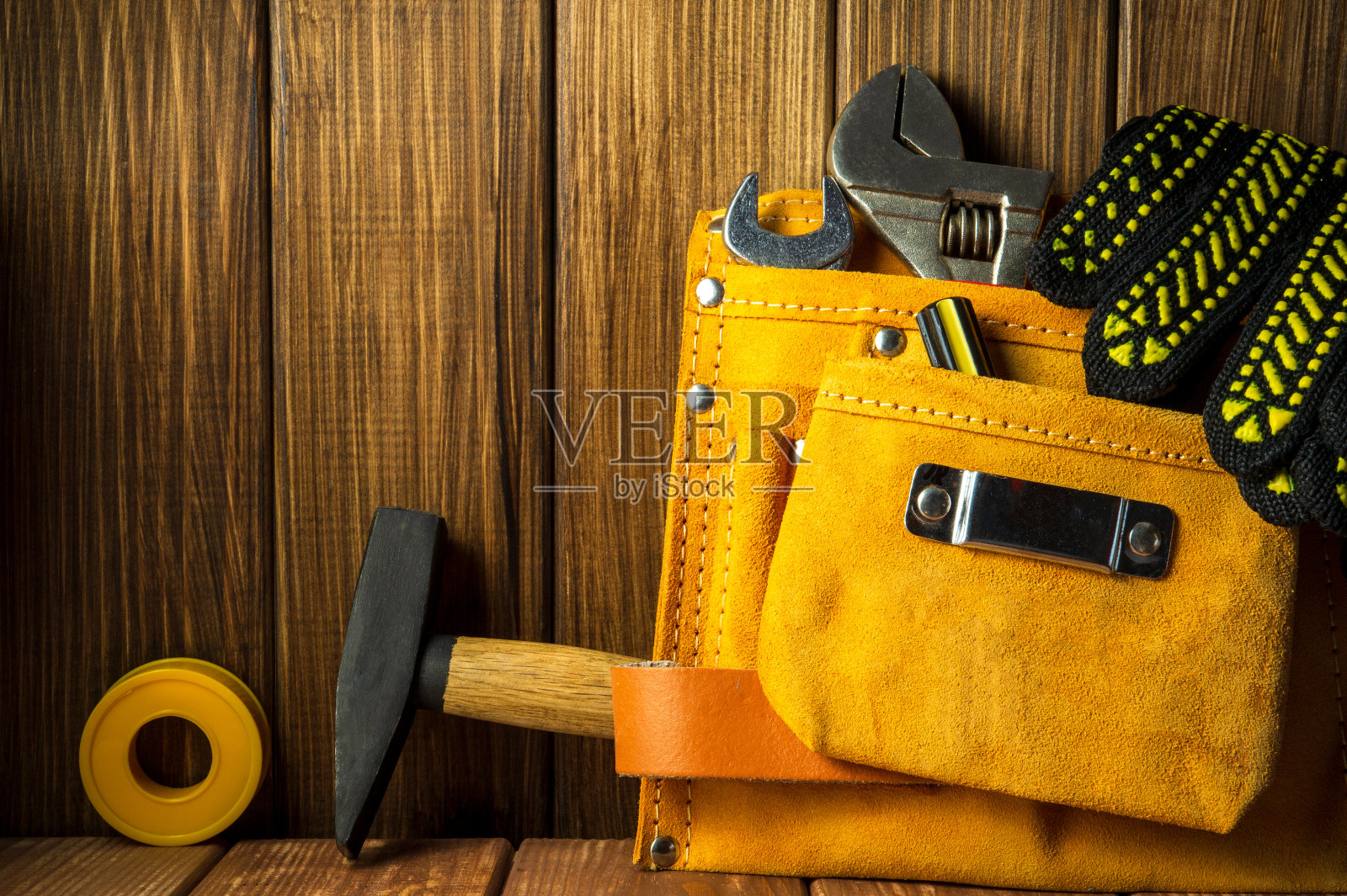 工具和仪器装在皮革袋子里，孤立在木制背景上。照片摄影图片