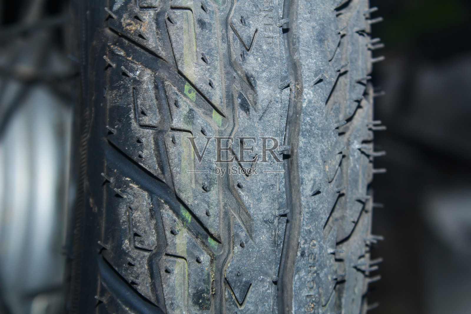 旧摩托车轮子看起来有点遥远照片摄影图片