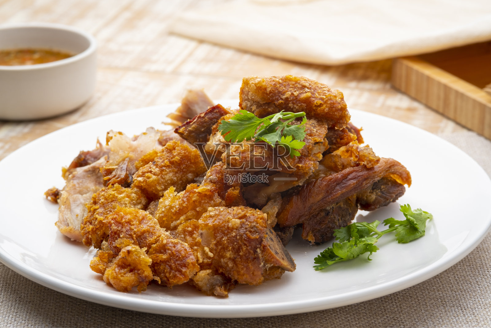 油炸猪节，脆皮肉片照片摄影图片