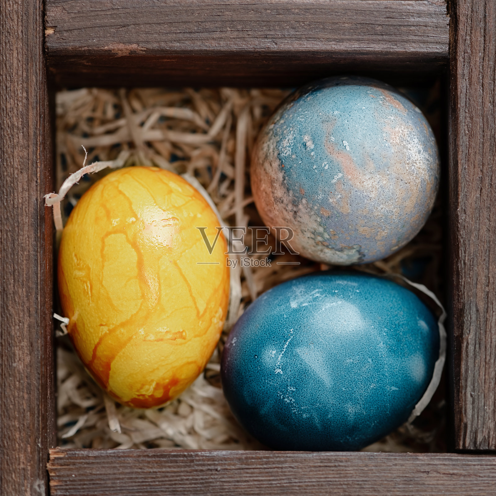 复活节彩蛋装在有稻草的盒子里照片摄影图片