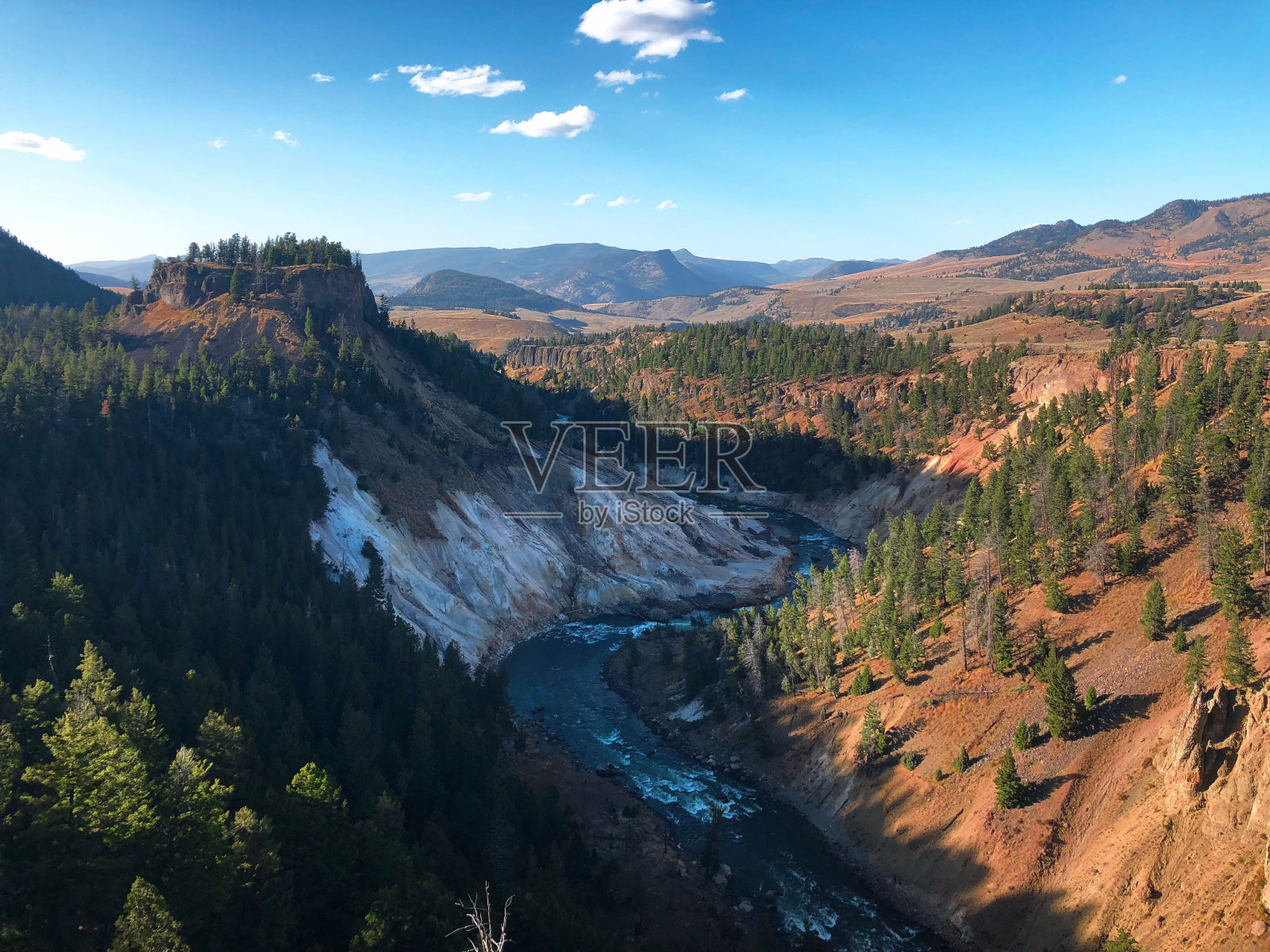 美国怀俄明州一个阳光明媚的日子，黄石国家公园方解石泉的风景照片摄影图片