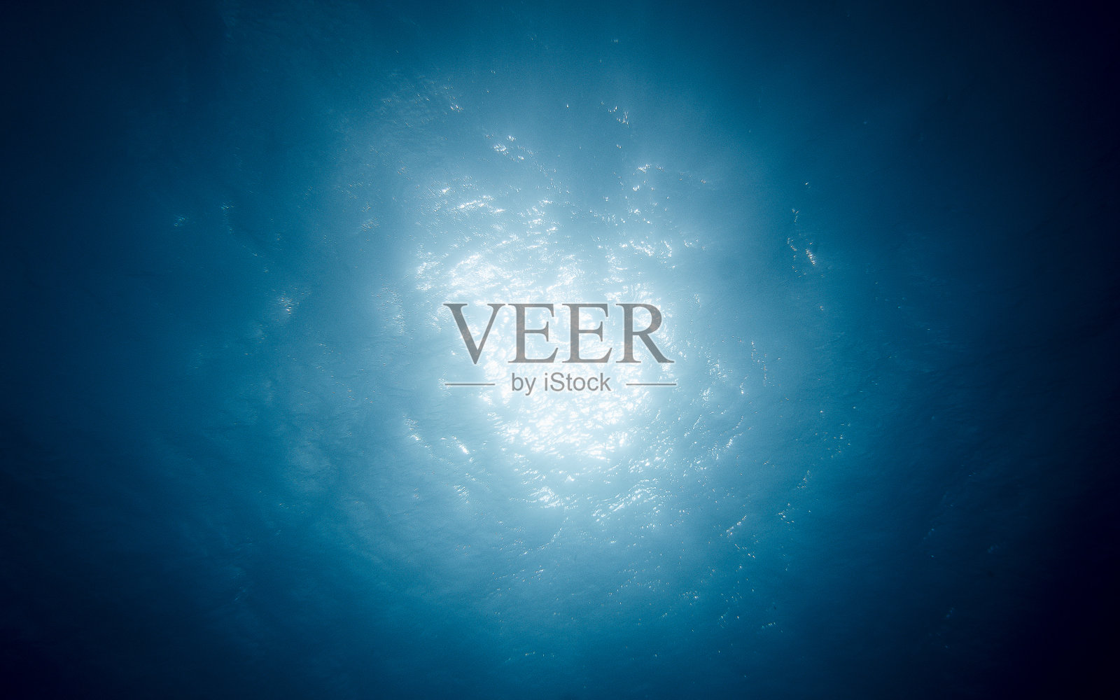 蓝色表面从中心到角落逐渐变暗。非常适合做背景照片摄影图片