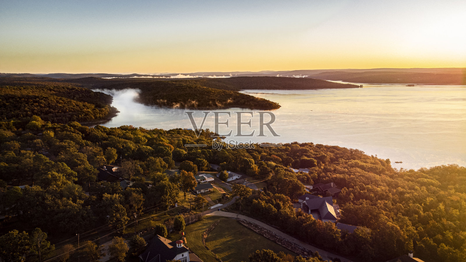 日落的天空在天杀手湖，奥克拉和绿色森林地区在晚上照片摄影图片