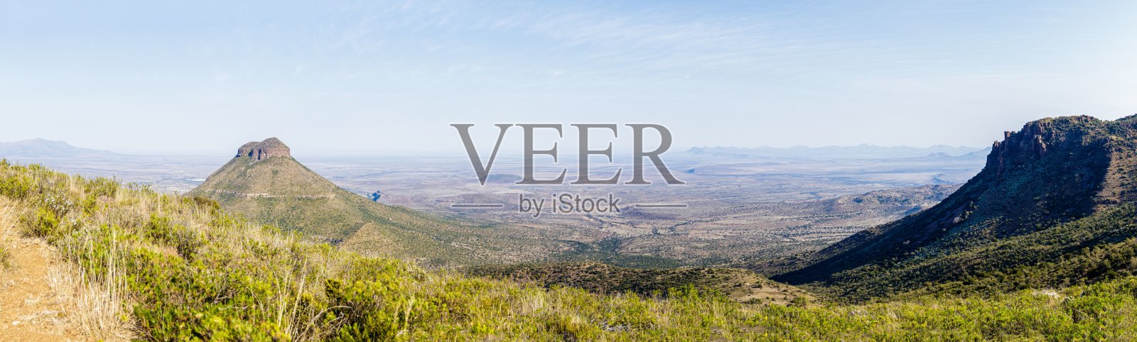 白天，一个风景秀丽的山峰全景照片照片摄影图片