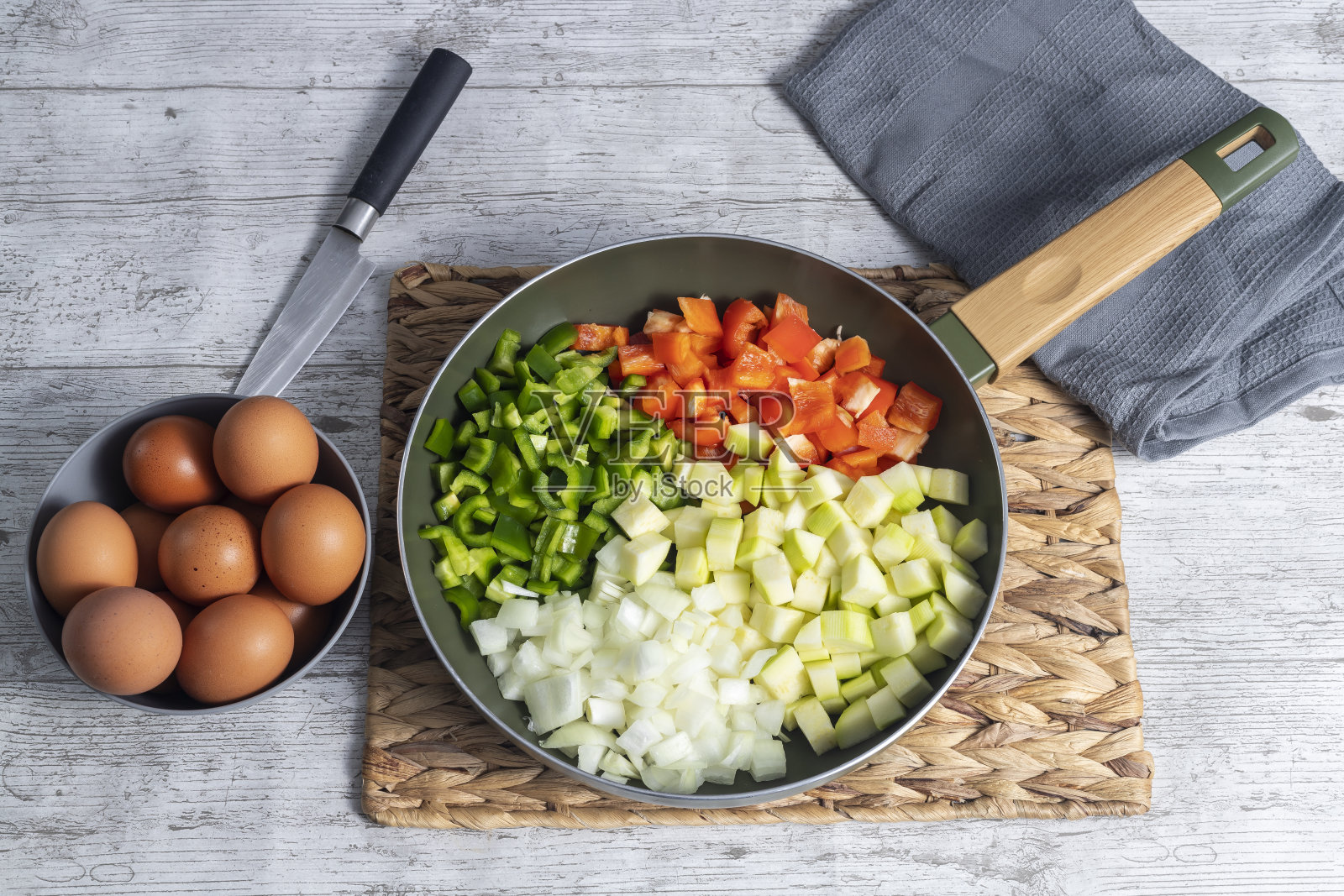 Pisto Manchego (Manchego什锦菜)，用煎蛋、红辣椒、青椒、洋葱、西葫芦和鸡蛋制成。概念的典型和传统的西班牙食物。照片摄影图片