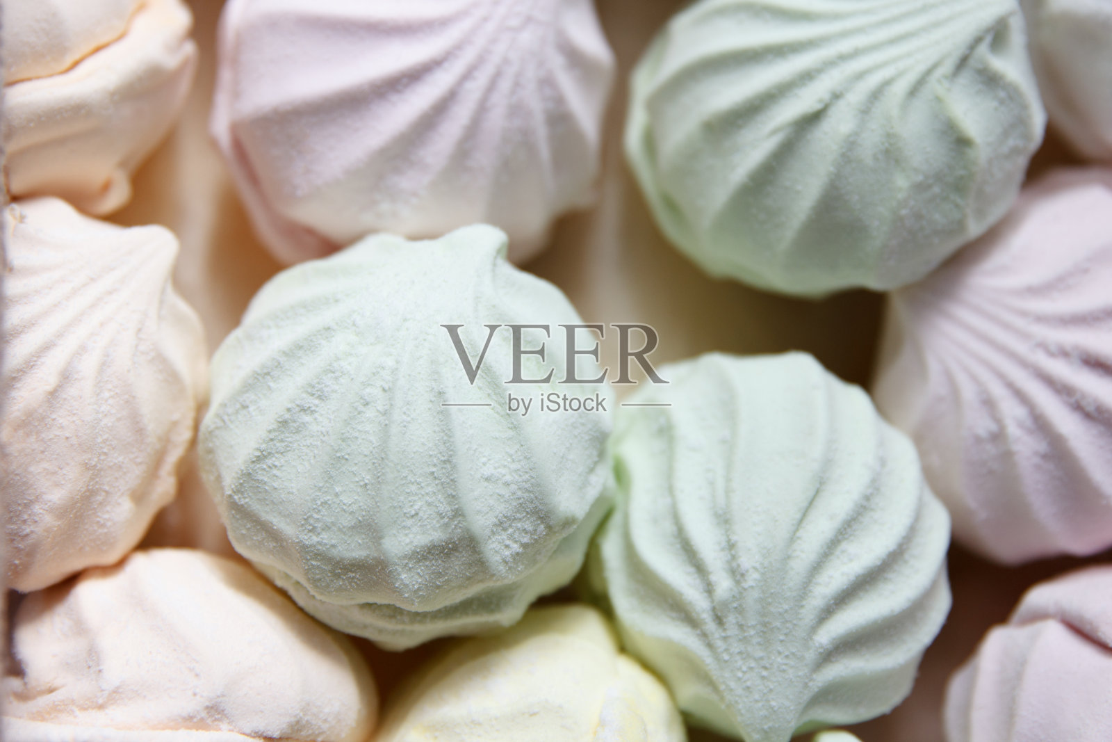 在一家糖果工厂，根据经典配方，新鲜包装的彩色空气棉花糖正在向顾客出售照片摄影图片