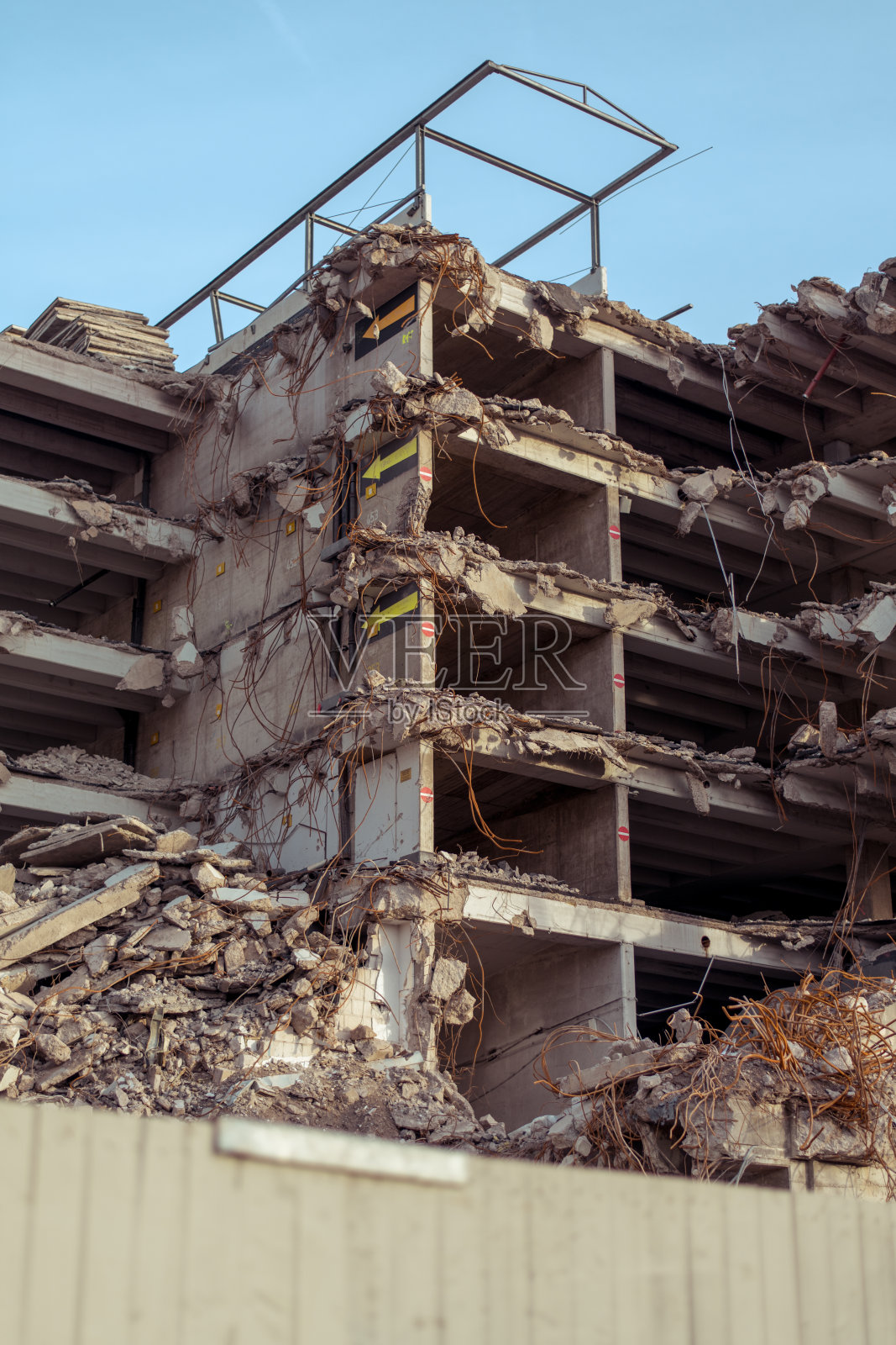 一个旧停车场，其中一半已被拆除。照片摄影图片