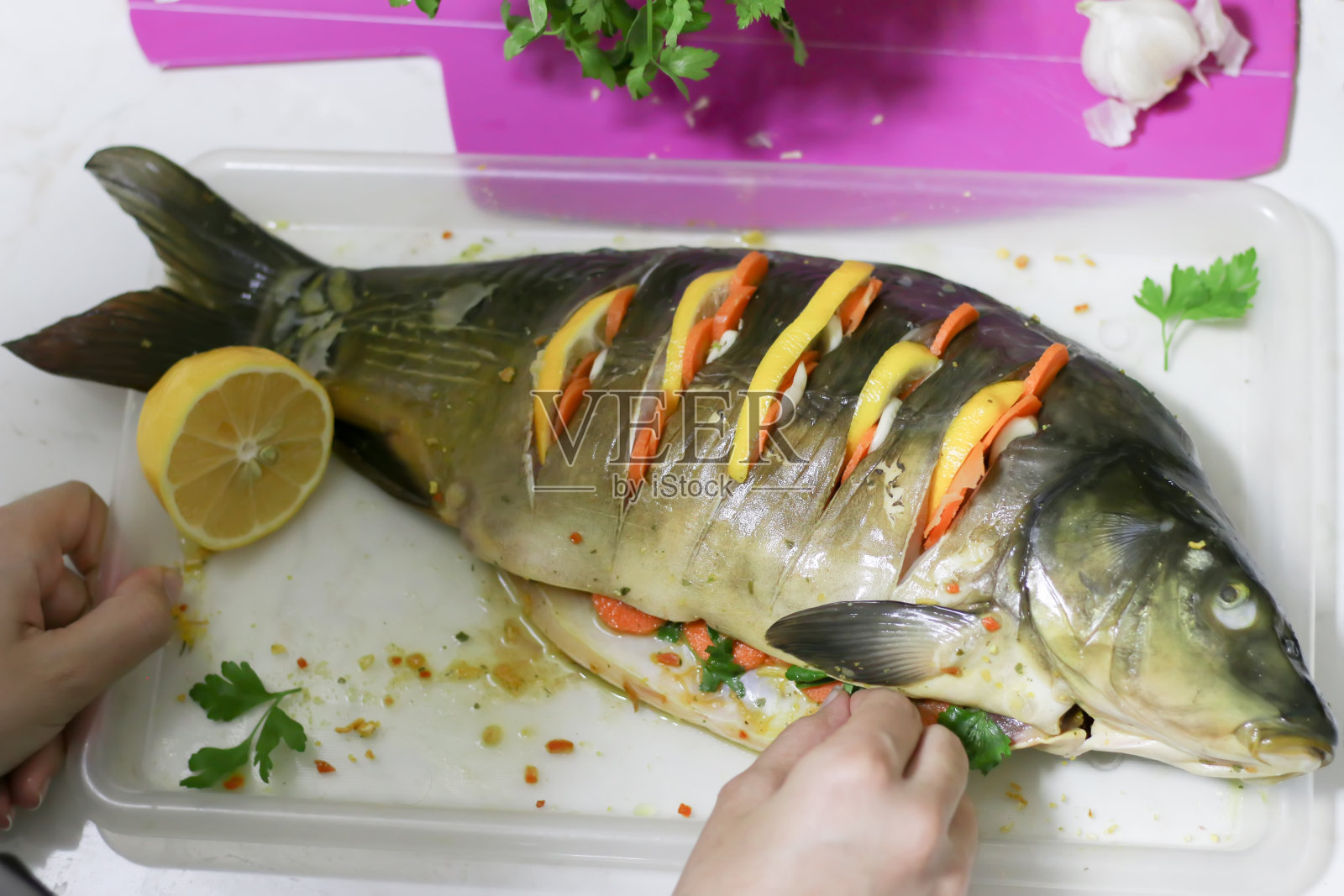 蔬菜酿制美味新鲜鲤鱼，顶部俯视照片摄影图片