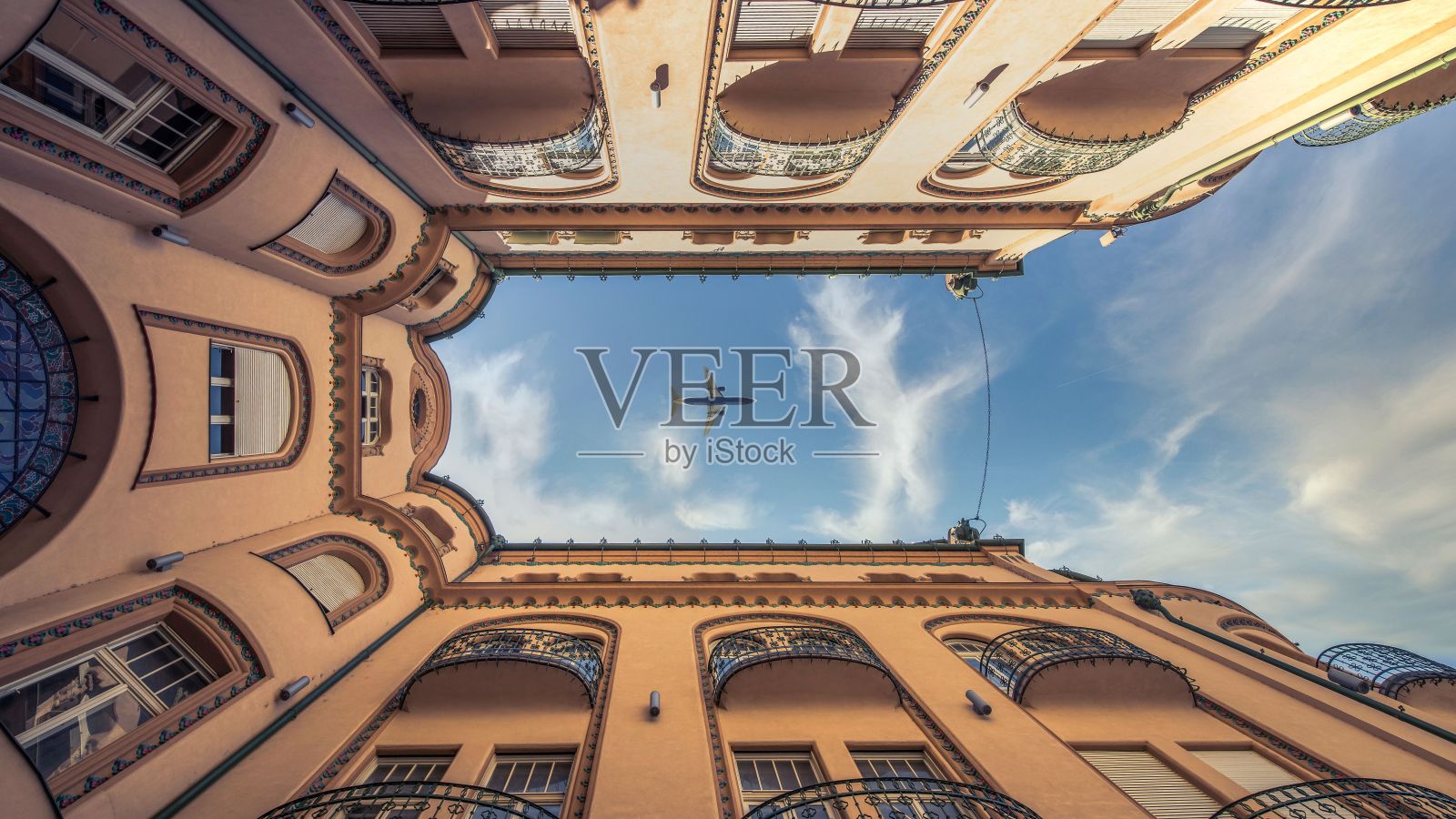 飞机飞过大楼的低角度镜头照片摄影图片