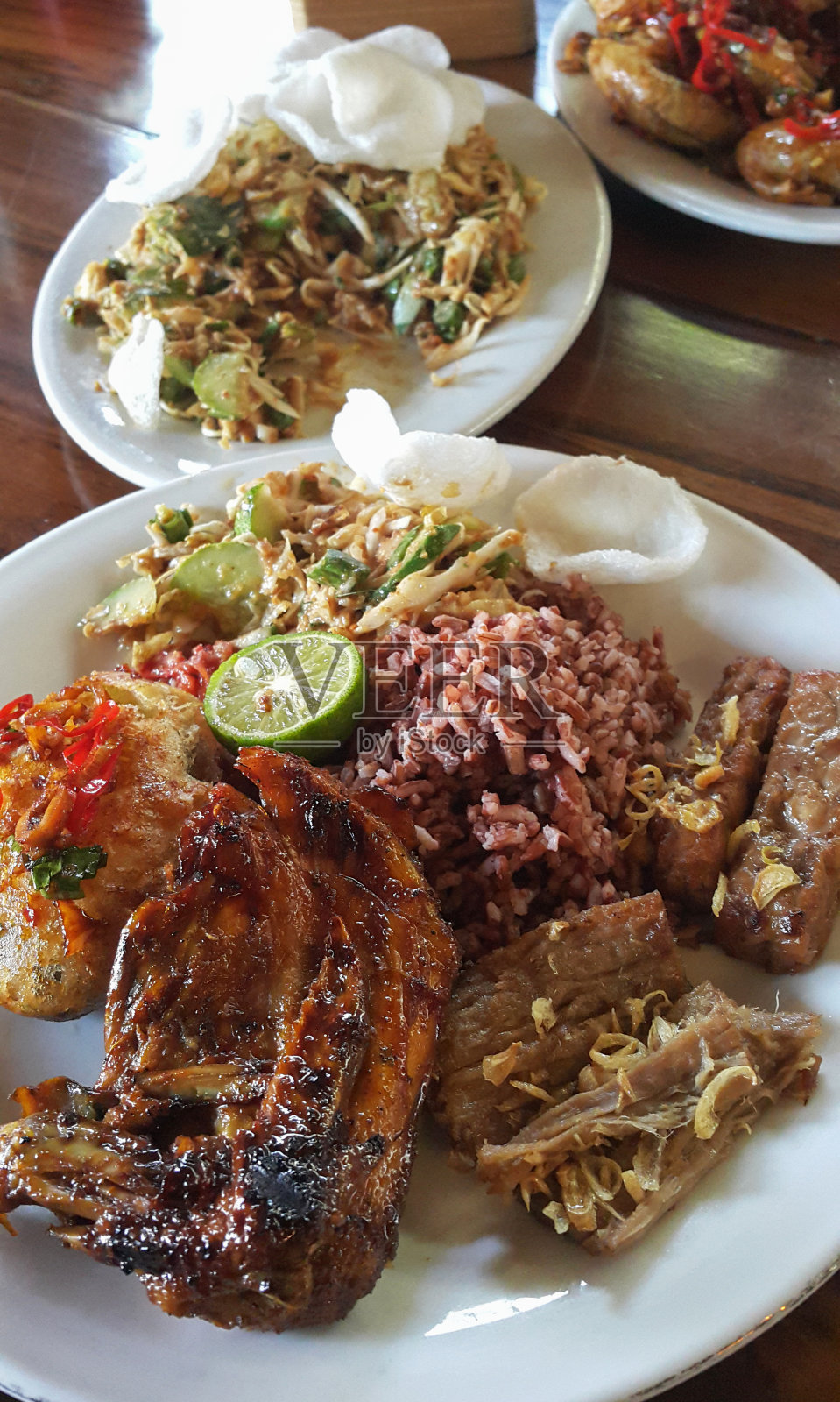 印尼阳光美食:烤鸡、烤empal gepuk、tempe bacem、茄子、karedok和red rice照片摄影图片