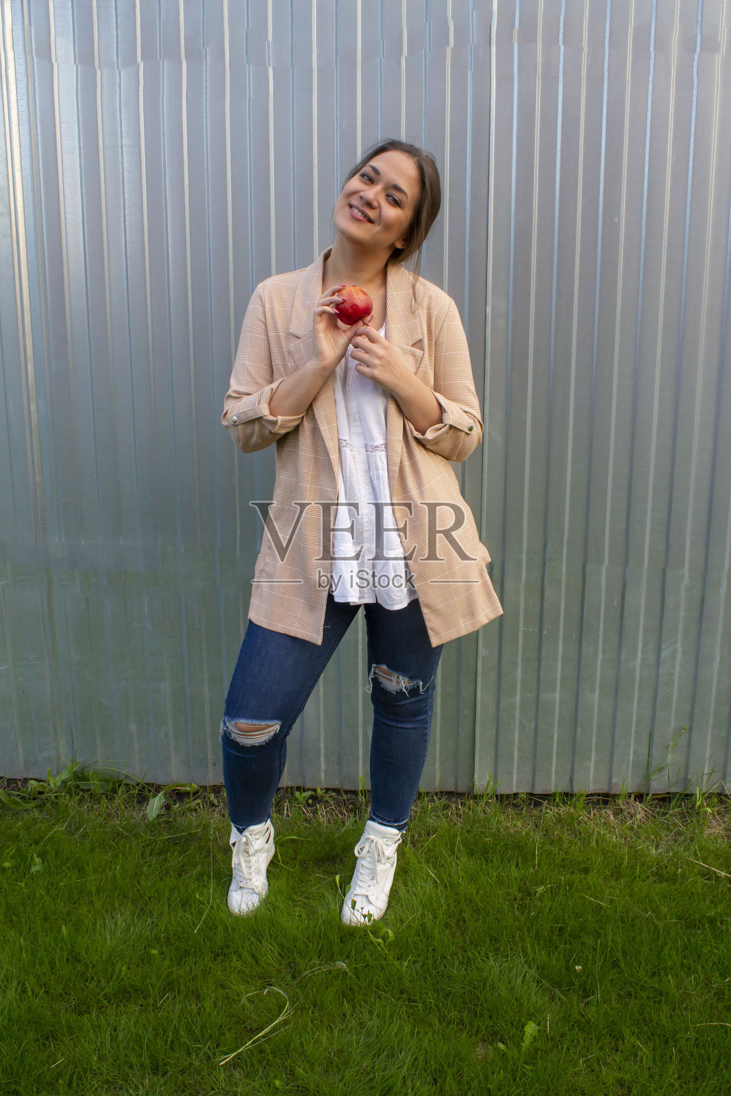 穿着夹克和牛仔裤的年轻美女照片摄影图片