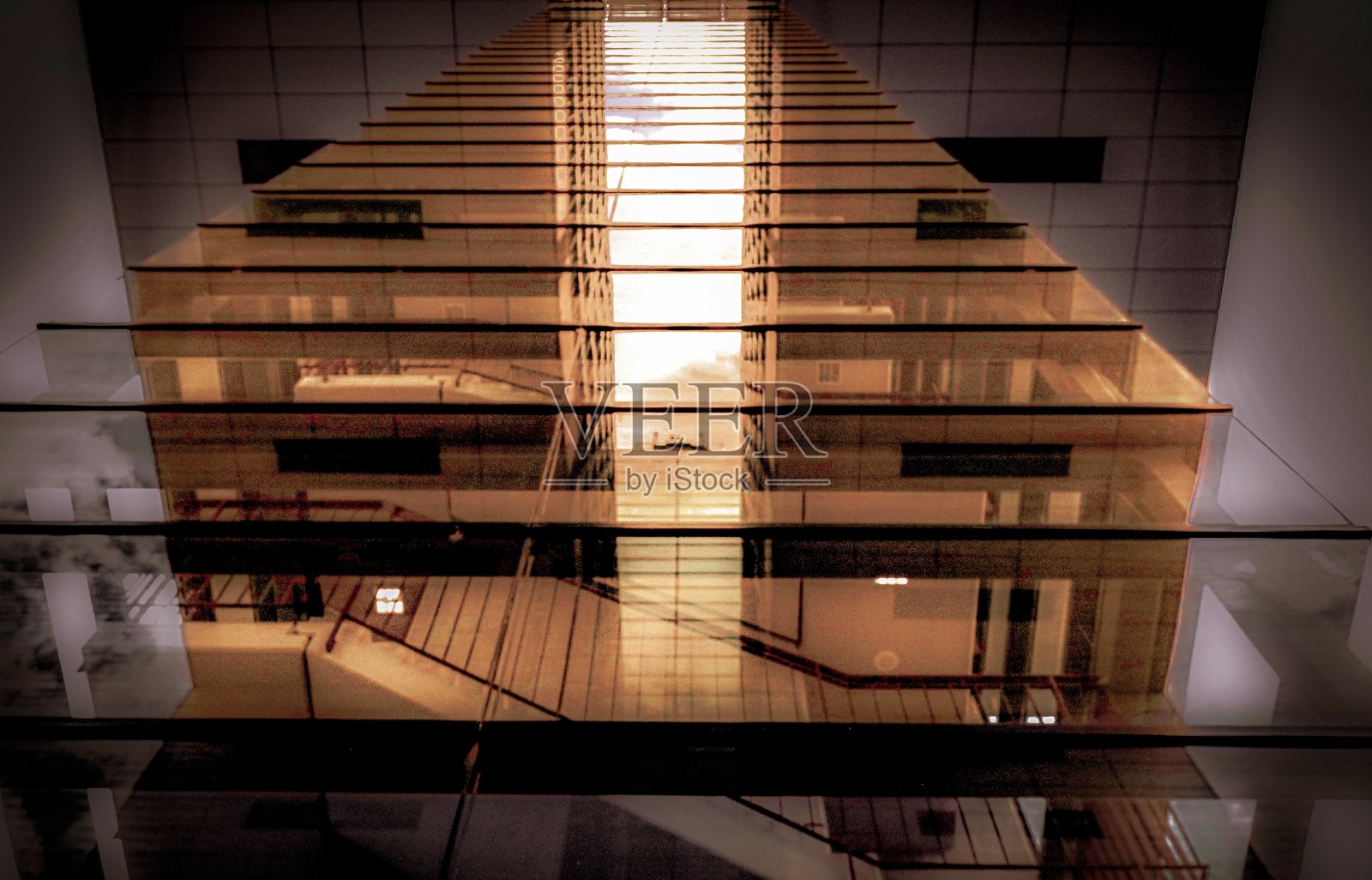 起重机房屋迷人的外立面的反射照片摄影图片