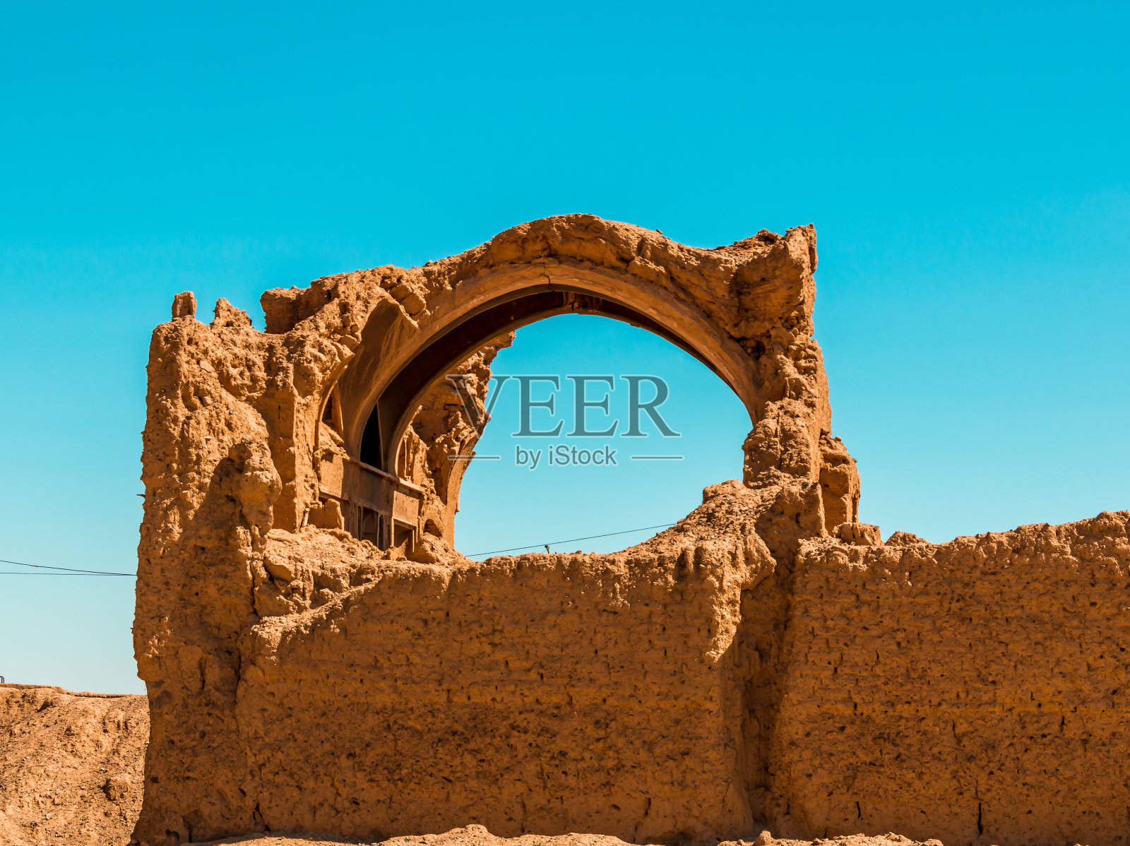 沙滩上的断拱照片摄影图片