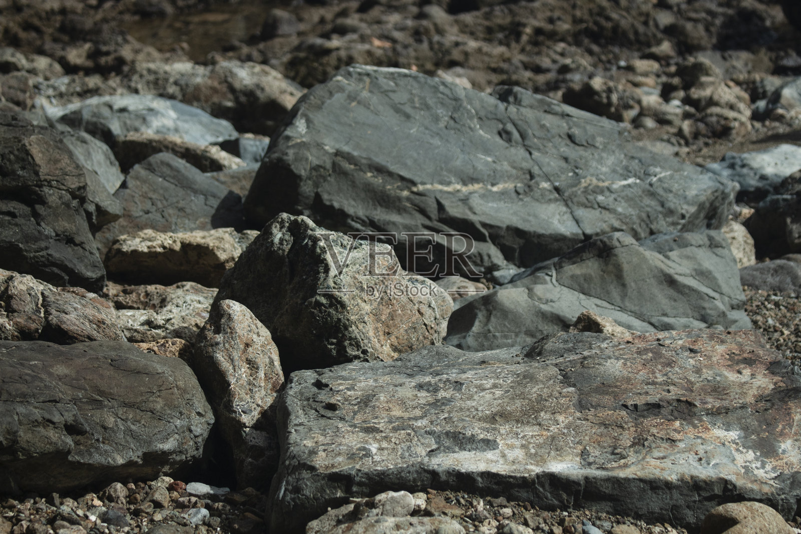 海滩上的大块岩石碎片照片摄影图片