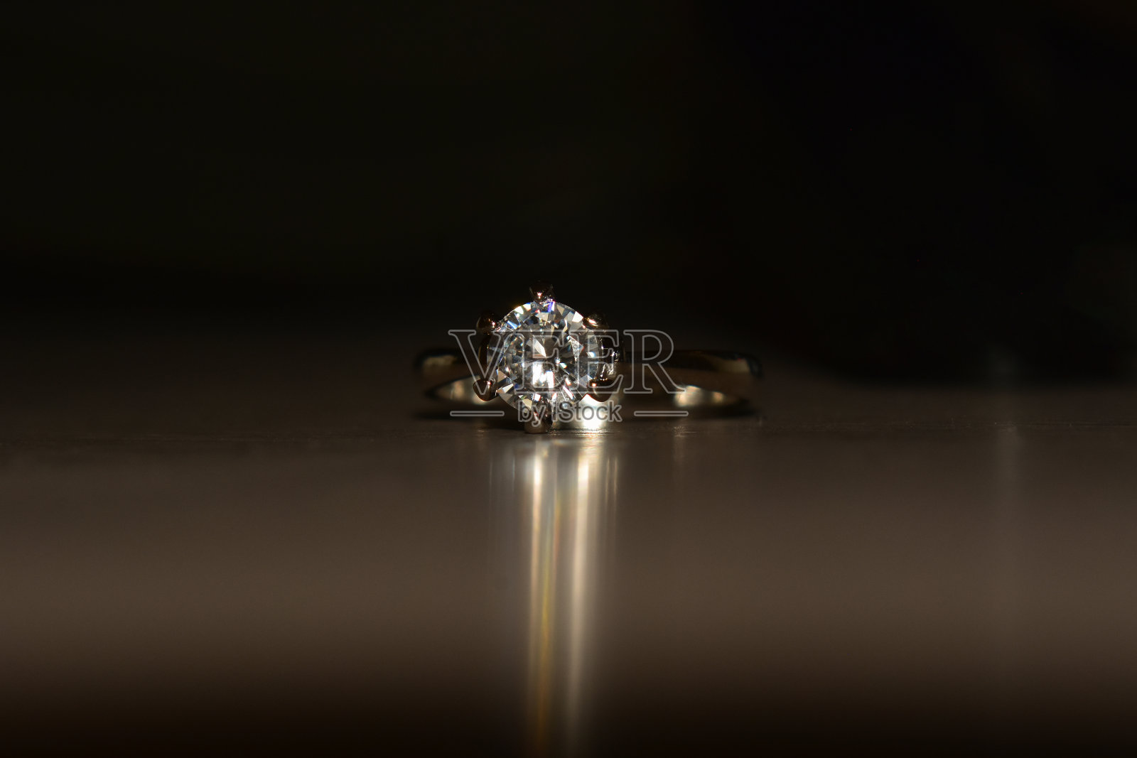 钻石戒指订婚戒指结婚戒指照片摄影图片