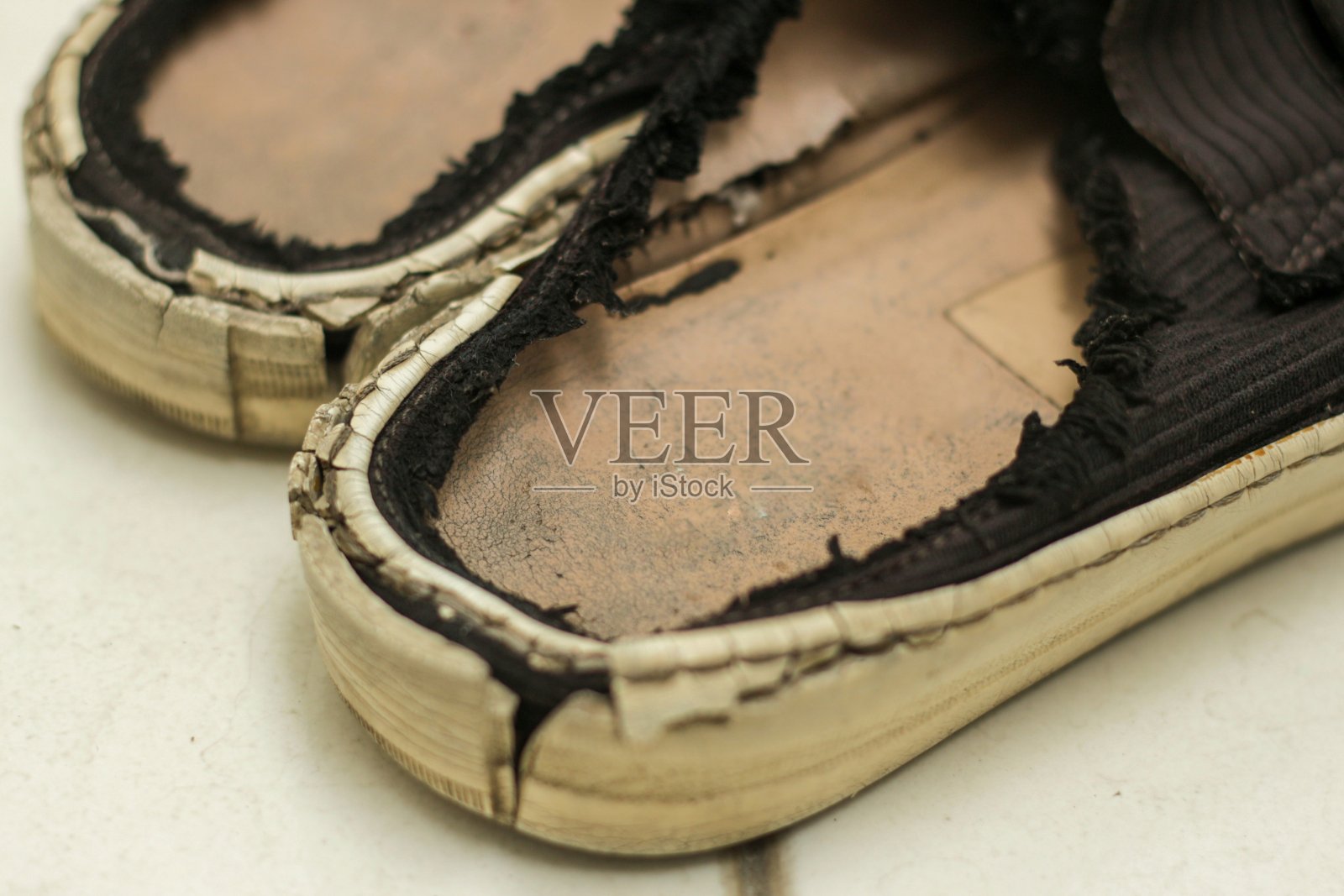 黑色破凉鞋，旧凉鞋，地板上的破凉鞋照片摄影图片