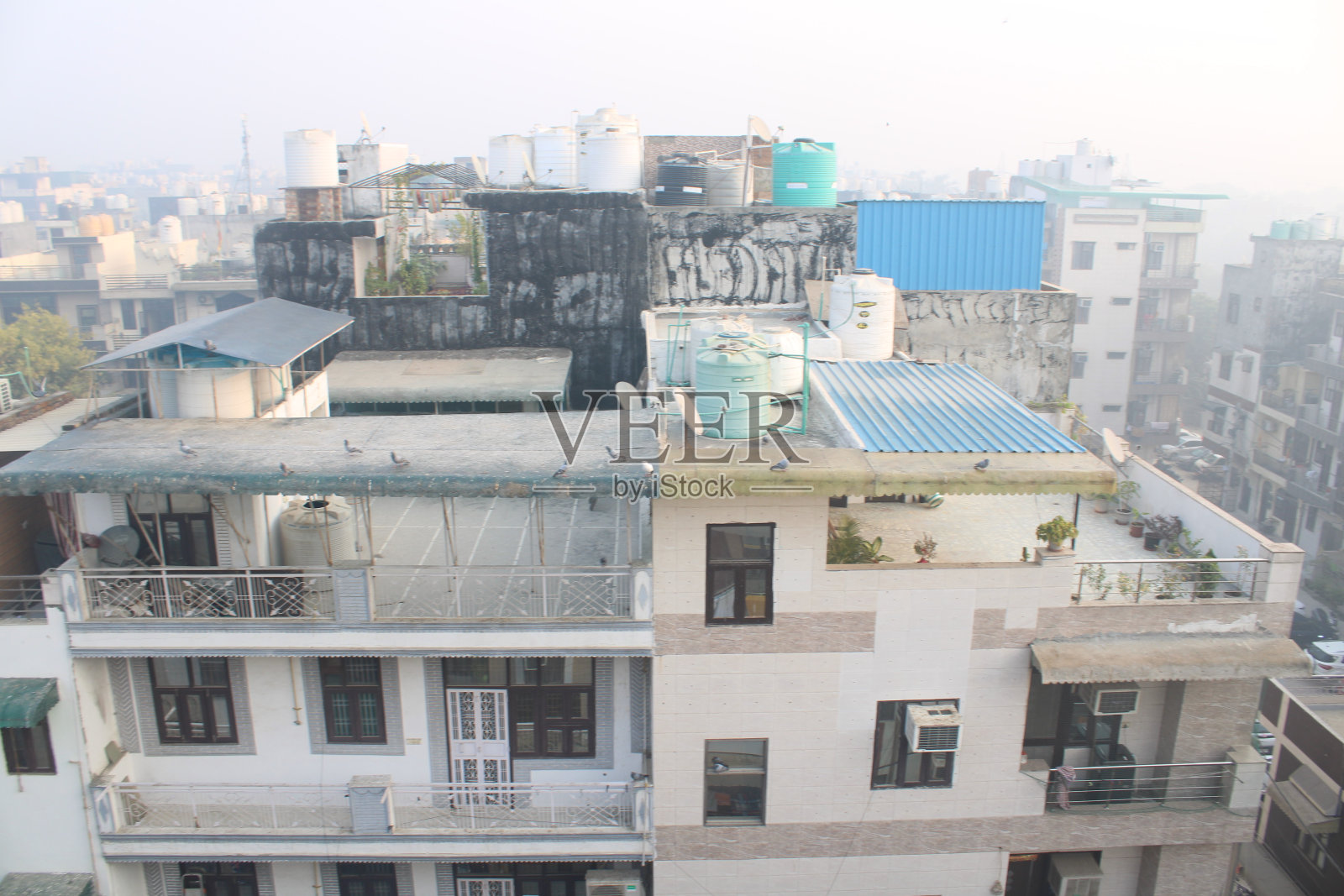 印度北阿坎德邦玛纳:喜马拉雅山玛纳村传统的石板屋顶房屋，靠近巴德里纳特的神圣朝圣中心。玛那是玛那隘口和印藏交界之前的最后一个村庄照片摄影图片