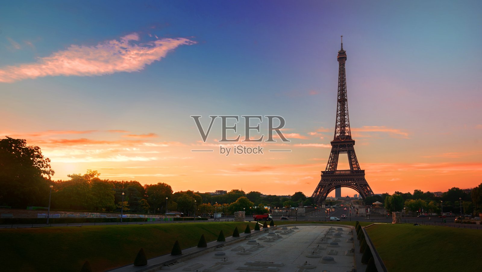 法国巴黎，黎明时分的埃菲尔铁塔和附近的喷泉照片摄影图片