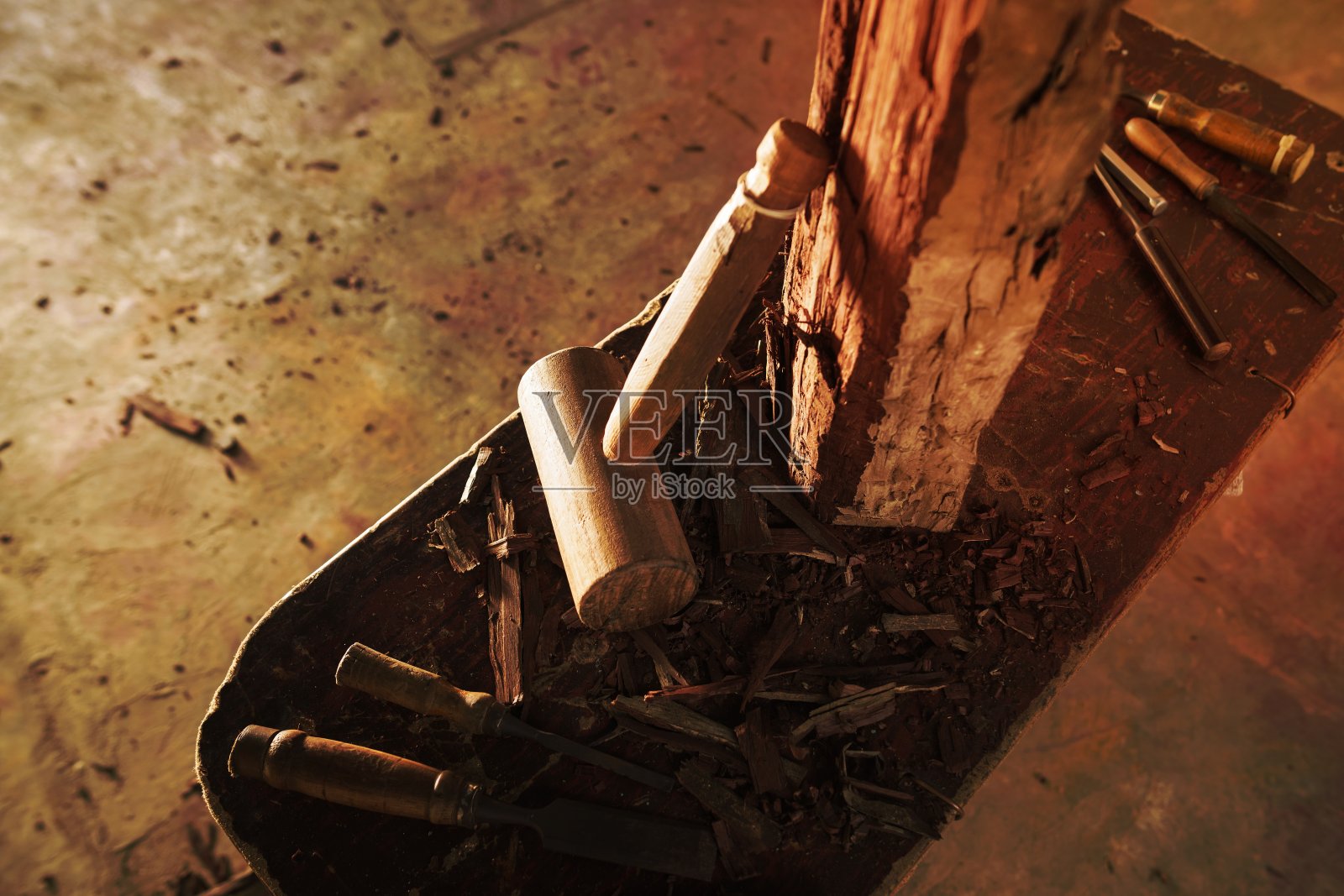 木雕家凿锤和工作工具在工作室照片摄影图片