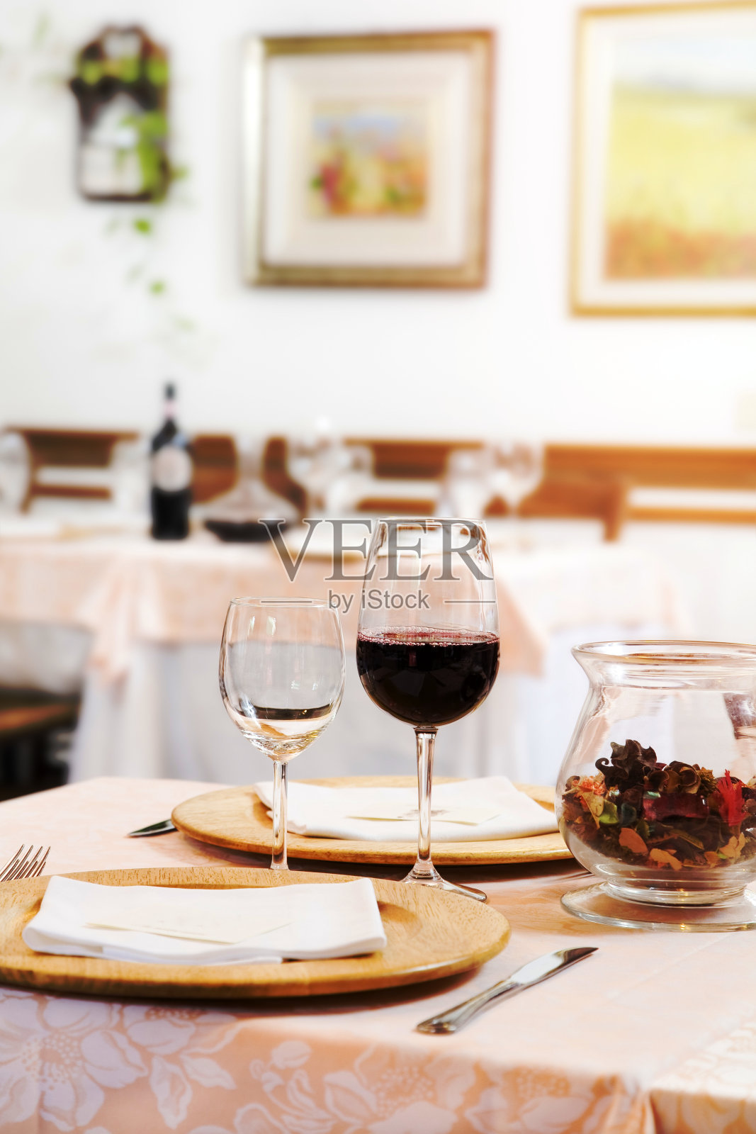 餐厅桌子上的红酒杯照片摄影图片