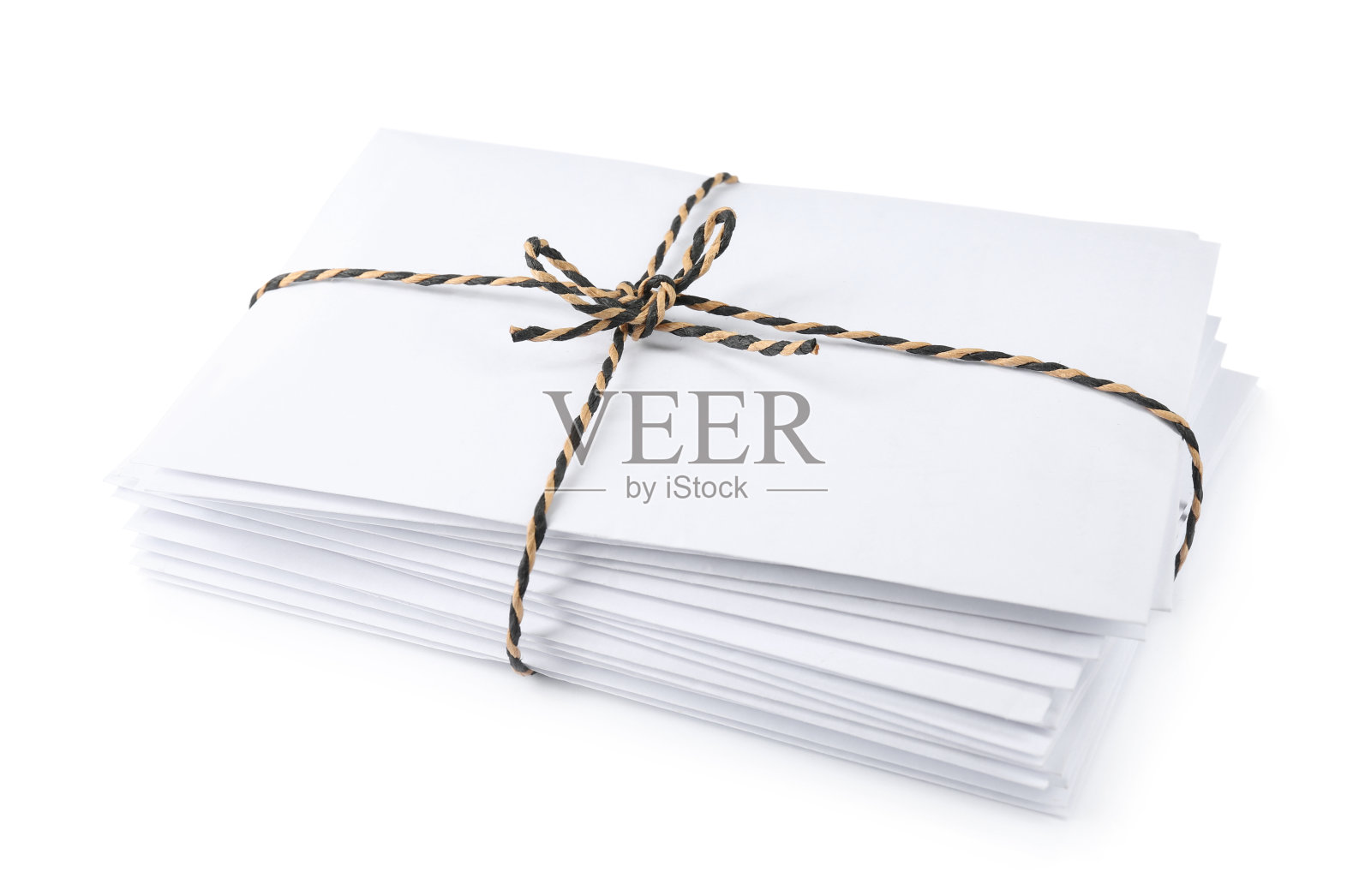 白色背景上用绳子包裹的一堆字母照片摄影图片