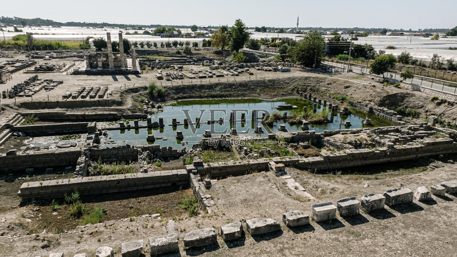 导游讲解古城遗址照片摄影图片