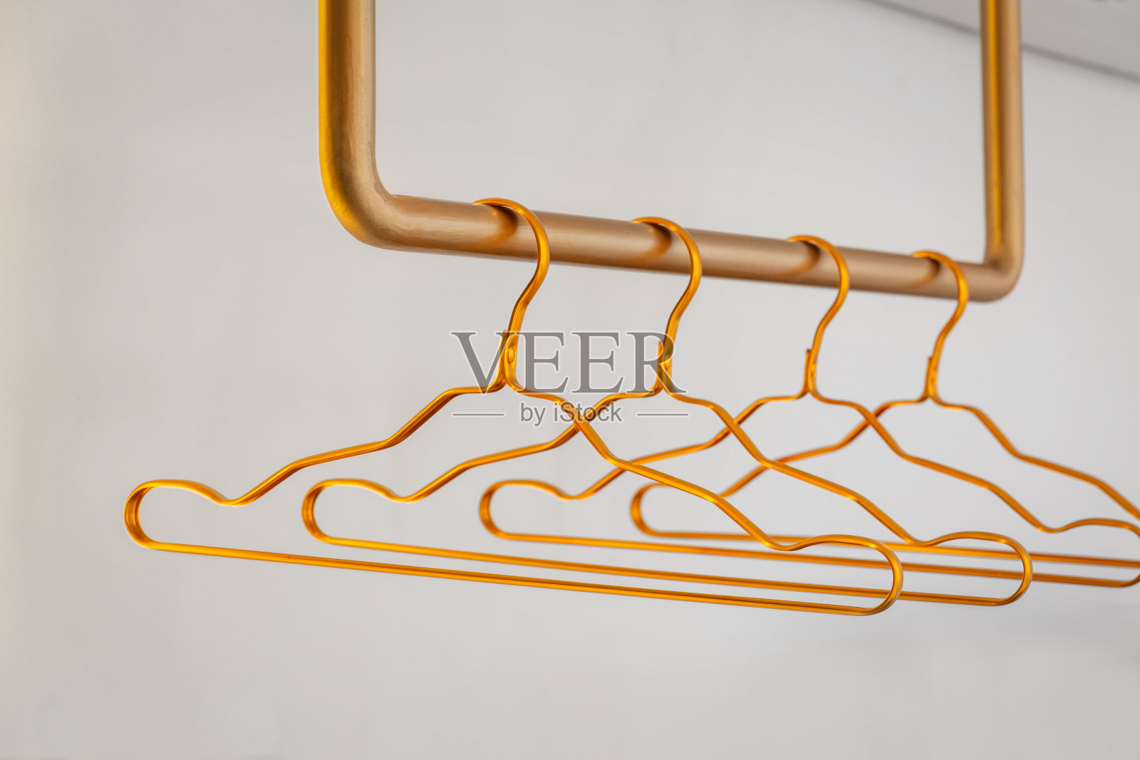 金色衣架上的金色衣架照片摄影图片