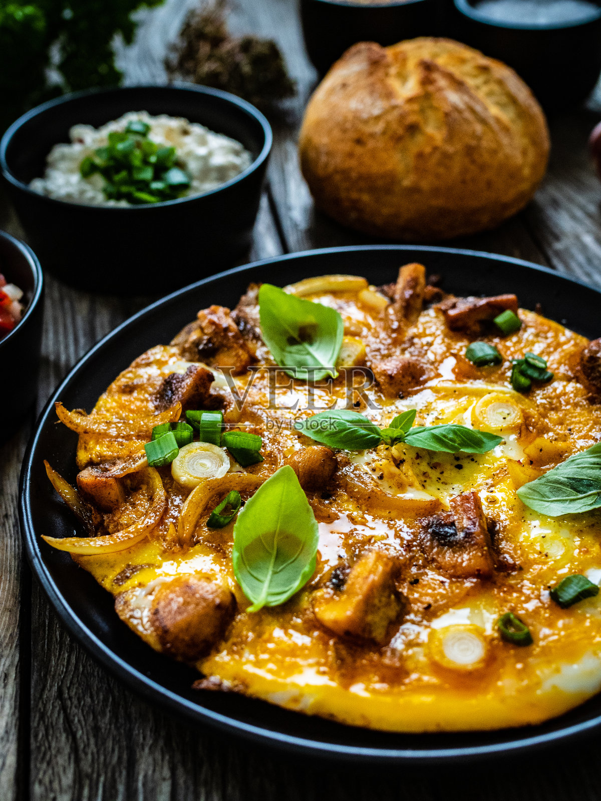 欧式早餐——木桌上的蘑菇炒鸡蛋、白干酪和新鲜蔬菜照片摄影图片