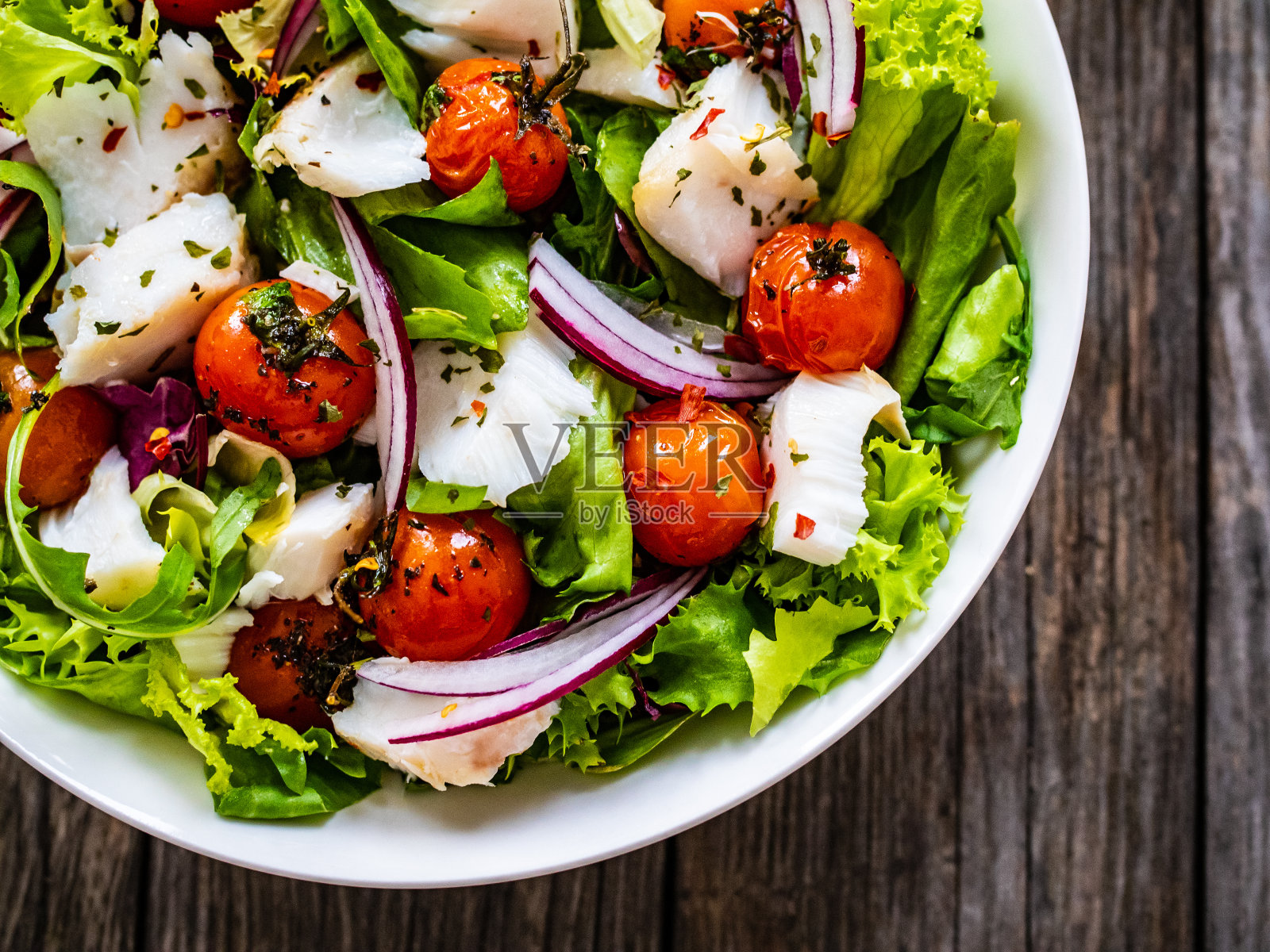 烤鱼和蔬菜沙拉，木制背景照片摄影图片