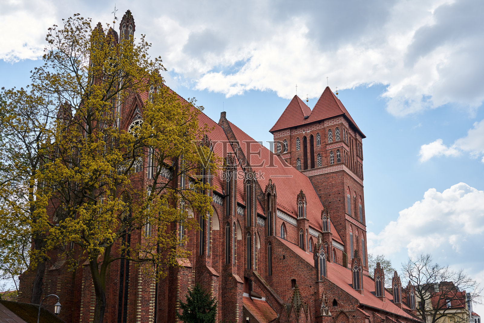 托伦市一座历史悠久的哥特式天主教红砖教堂照片摄影图片