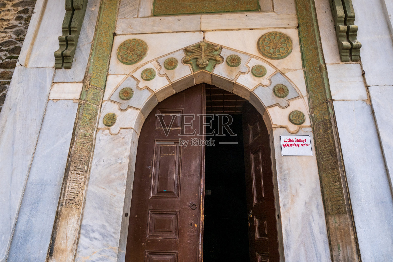 土耳其清真寺门上挂着鞋子警告，禁止进入照片摄影图片