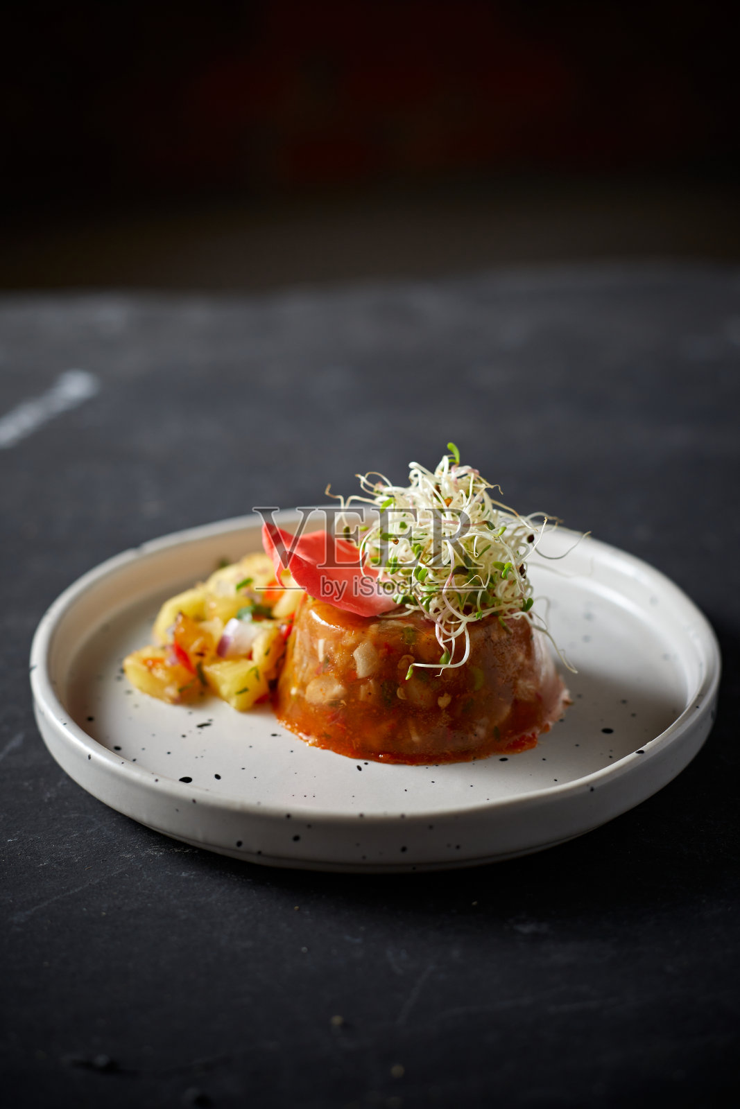 盘子里的美味佳肴照片摄影图片